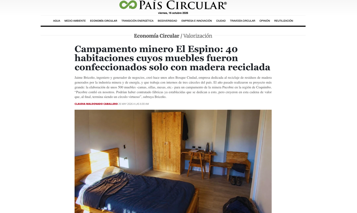 Muebles fabricados con madera reciclada para el campamento minero El Espino